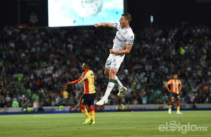 Julio Furch celebra la anotación que le dio el triunfo ayer a los Guerreros sobre Monarcas Morelia. (Jesús Galindo) 