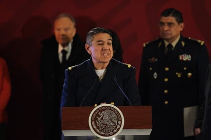 El general de la Secretaría de la Defensa Nacional Arturo Velázquez, a cargo de operativo contra robo de combustible habló de la vigilancia en los ductos, durante la conferencia matutina del presidente Andrés Manuel López Obrador. (NOTIMEX)