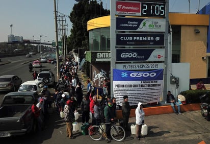 Ordenó que se garantice a los ciudadanos una adecuada y suficiente distribución y suministro de gasolina en las estaciones de todo el país. (EFE)