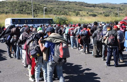 Más de una treintena de hondureños, entre ellos niños, mujeres y hombres han llegado este lunes a la Gran Central Metropolitana, la principal terminal de autobuses de la ciudad de San Pedro Sula, norte del país, donde esperan que otras personas se sumen a la caravana, según pudo constatar Efe. (ARCHIVO)