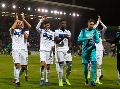 Jugadores del Atalanta celebran la victoria ayer sobre el Cagliari en la Copa Italia.