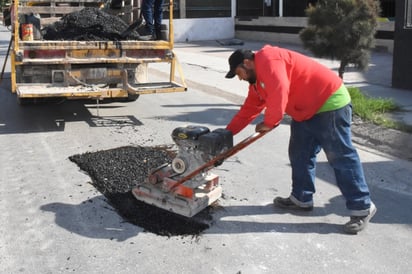 En Lerdo siguen realizando labores de bacheo en vialidades principales, puesto que hay zonas que quedaron muy afectadas por la humedad generada el año pasado con la temporada de lluvias. (EL SIGLO DE TORREÓN)