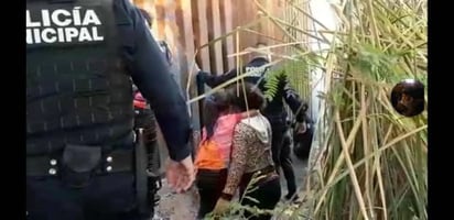 Ayuda. Fueron los agentes municipales quienes rescataron a la familia. (EL IMPARCIAL)