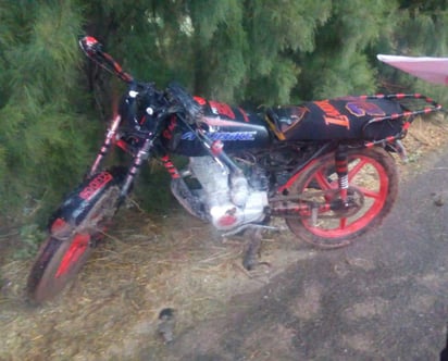 Los agentes de la Policía municipal rural aseguraron al motociclista y lo entregaron a los agentes de Tránsito y Vialidad, para las responsabilidades que le resulten en su contra. (EL SIGLO DE TORREÓN)