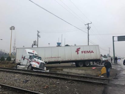 Los hechos se registraron en Nazario Ortiz, cuando el conductor de nombre Jonathan Julián González de 35 años de edad intentó cruzar antes que el tren cerca del boulevard Vito Alessio Robles. (ESPECIAL)

