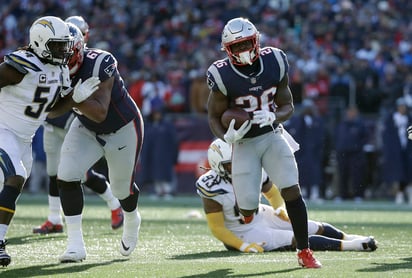 El corredor de los Patriots, Sony Michel (d) logró anotó tres veces ante los Chargers de Los Ángeles.