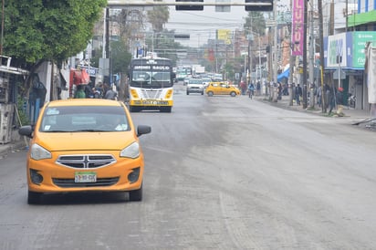 Conflicto. Locatarios del mercado Alianza no quieren la instalación de paraderos del Metrobús a mitad de la vialidad. Dicen que les van a 'estrangular' la circulación vehicular y de peatones. (FERNANDO COMPEÁN)