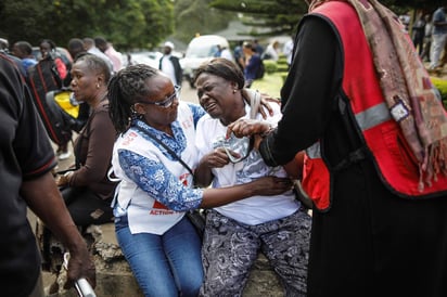 Una mujer llora desconsolada tras ver el cuerpo sin vida de un familiar tras el ataque contra un complejo hotelero en Nairobi. (EFE)