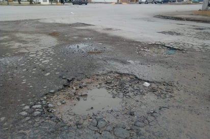 Es a lo largo y ancho del Paseo del Tecnológico donde hay múltiples huecos, baches y pozos. (EL SIGLO DE TORREÓN)