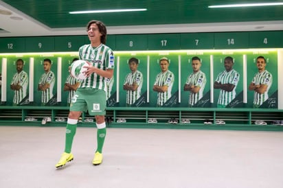 El mexicano Diego Lainez durante su presentación como jugador del Real Betis. (Especial)