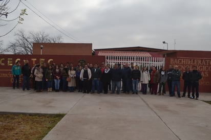 Unidos. Maestros y maestras se concentraron ayer al exterior del CECyTEC ubicado en el ejido La Concha de esta ciudad. (ANGÉLICA SANDOVAL)