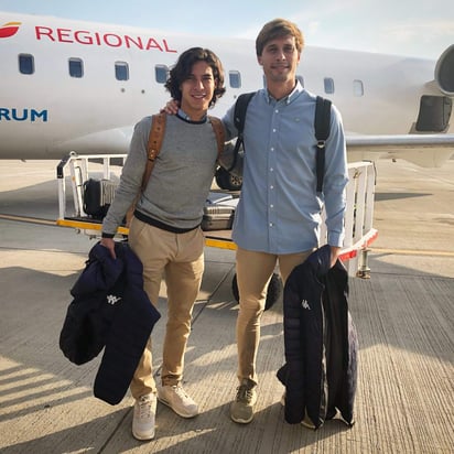 El jugador mexicano (i) fue considerado por el técnico bético para enfrentar la vuelta de la Copa del Rey ante la Real Sociedad. (Especial)