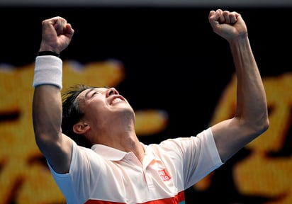 Kei Nishikori celebra tras derrotar 6-3, 7-6, 5-7, 5-7, 7-6 a Ivo Karlovic para avanzar a la tercera ronda.