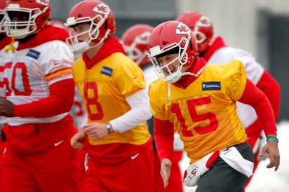 El mariscal de campo Patrick Mahomes (15) completa su jornada de entrenamiento junto a sus compañeros.