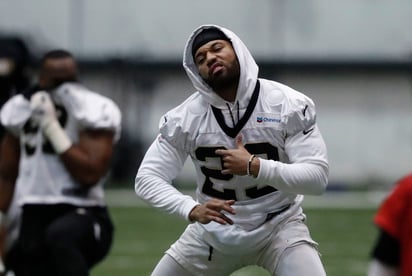 El cornerback de los Saints de Nueva Orleáns Marshon Lattimore baila durante el calentamiento previo al entrenamiento del equipo en Metairie.