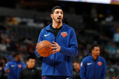 El pívot de los Knicks de Nueva York, Enes Kanter, durante el calentamiento previo al juego de la NBA contra los Nuggets de Denver.