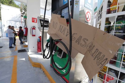 Como parte del plan contra el robo de combustible causa del desabasto en varios estados del centro del país, el gobierno federal creará un órgano desconcentrado especializado en la distribución y transporte de petrolíferos. (ARCHIVO)