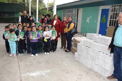 Lo anterior para dar continuidad al programa municipal de mejoramiento de escuelas a través del cual se atienden algunas de las principales necesidades que presentan como pintura, limpieza, reforestación, reparación de mobiliario, entre otras. (ARCHIVO)