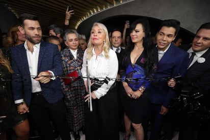 Detalle. Durante la ceremonia de inauguración, Carla Estrada recibió una réplica de las manos de su madre, Maty Huitrón. (ARCHIVO)