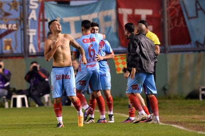 Rodrigo Contreras (i) celebra un gol con el Arsenal en 2017.