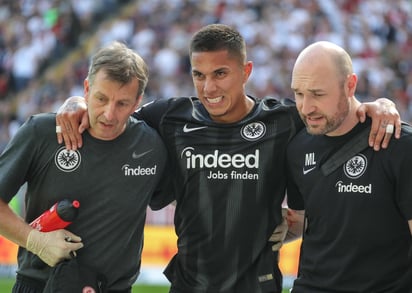 Carlos Salcedo sale lesionado de un partido de la Bundesliga.