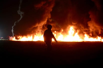 Robo fatal. Los huachicoleros se bañaron en combustible en su intento por acaparar lo más que podían del combustible, ante la impotencia de militares y policías que no lograron evacuar a los pobladores de la toma clandestina.