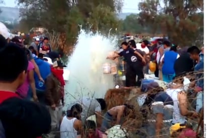 Riesgo. Los pobladores llevaron cubetas, garrafas y hasta tinas de baño para recuperar el huachicol.