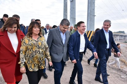 Supervisión. La alcaldesa de Gómez Palacio, Leticia Herrera Ale, durante el recorrido de la obra. (CORTESÍA)