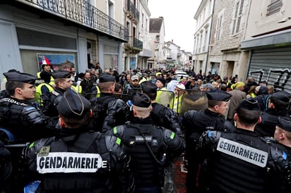 La demostración se desarrolló en calma, pero cuando algunos grupos salieron de la ruta aprobada, la policía utilizó gases lacrimógenos y cañones de agua para dispersarlos, y los inconformes arrojaron botellas, palos y piedras, con un reporte de daños a un semáforo y a un vehículo estacionado. (ARCHIVO)