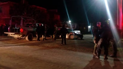 Accidente. Cuatro soldados y una mujer resultaron lesionados en el percance registrado la noche del sábado en Aldama y 22. (EL SIGLO DE TORREÓN) 