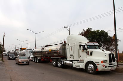 Se estableció una mesa de coordinación que dirige la Sedena y en la que colabora el gobierno estatal con personal desplegado en diversas áreas de la entidad para vigilar las pipas que transportan combustible. (ARCHIVO) 