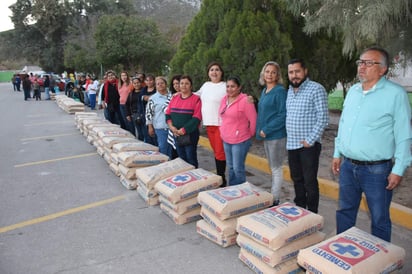 La alcaldesa María Luisa González Achem, acompañada por Javier Urruticochea Ortiz, titular de Atención Ciudadana, hizo la entrega personal de estos paquetes de material de construcción a las personas que no cuentan con recursos económicos para hacer reparaciones en sus hogares.