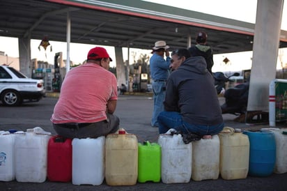 Por el desabasto de gasolina, los encuestados están dispuestos a continuar apoyando las medidas de AMLO. (EL UNIVERSAL)