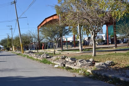 Ni si quiera han retirado los desechos, lo que genera riesgos entre los peatones. (EL SIGLO DE TORREÓN)