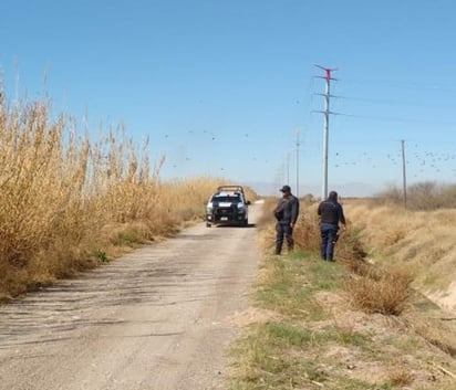 El cadáver fue encontrado entre la maleza a la altura del kilómetro 01+500 del canal de riego.  (EL SIGLO DE TORREÓN) 