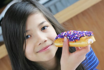 Cambios. Inculca a tus hijos el hábito de cambiar los azúcares artificiales por otros más sanos como fruta cada que tengan oportunidad. (ARCHIVO)