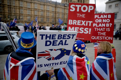 Protestas. Manifestantes en contra y a favor del Brexit se presentaron afuera del parlamento. (AP)