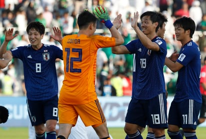 Shuichi Gonda (i) y Hidemasa Morita celebran el pase de Japón.