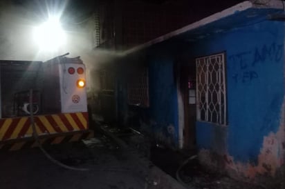 Padre de familia prende fuego a la casa que comparte con sus hijos; después corrió a refugiarse con su madre de 70 años. (EL SIGLO DE TORREÓN)