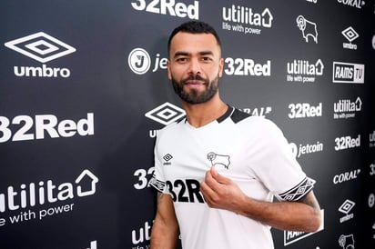 El exseleccionado inglés, de 38 años de edad, Ashley Cole, jugará para el Derby County en la segunda división de Inglaterra. (Especial)