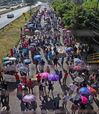 Un grupo disidente de la Sección 18 de la Coordinadora Nacional de Trabajadores de la Educación (CNTE) bloqueó esta mañana de martes las vías del tren en los municipios de Maravatío, Lázaro Cárdenas, Uruapan y Jacona, en Michoacán. (ARCHIVO)