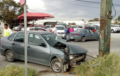 Accidente. La mujer lesionada fue atendida en el lugar del percance. (EL SIGLO DE TORREÓN)