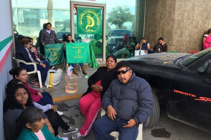 Molestia. Ayer se plantaron productores de los municipios de La Laguna de Coahuila, a las afueras de la Financiera. (GUADALUPE MIRANDA)