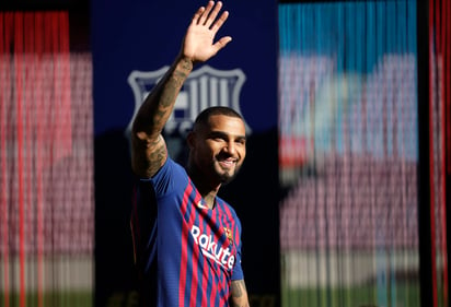 El delantero ghanés posa con los niños del equipo Benjamín durante su presentación como nuevo jugador del Barcelona.