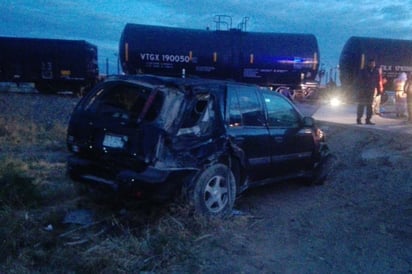 Saldo. La camioneta quedó prácticamente destrozada y afortunadamente la mujer sobrevivió.