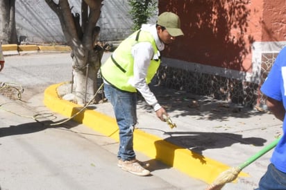 Durante el evento, las autoridades recorrieron las calles supervisando que los trabajos se realicen de manera adecuada y pronto. (EL SIGLO DE TORREÓN)