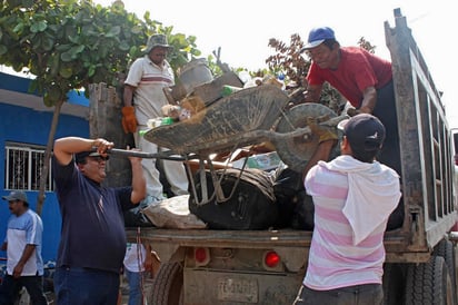 Acción. Iniciará Prevención Social una intensa campaña de descacharrización en todos los ejidos para evitar el dengue. (EL SIGLO DE TORREÓN)