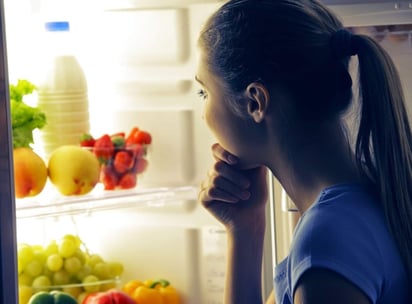 Ir a la deriva a través de la cocina para comer después de la cena puede agregar muchas más calorías a tus totales diarios. (ARCHIVO)