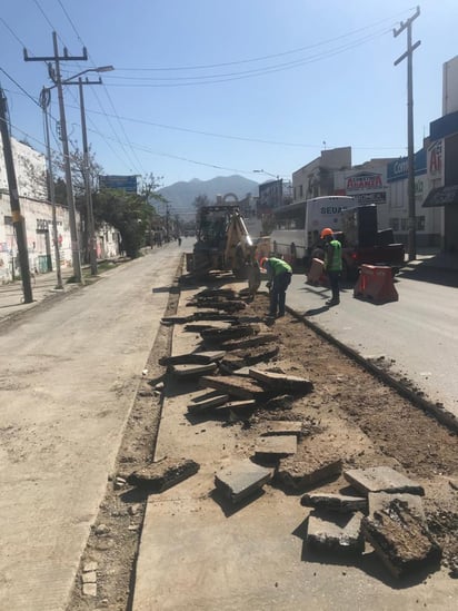 Trabajos. Después de que en la mañana pararon los trabajos del paradero en Múzquiz y Matamoros, lo reanudan en la tarde. (FERNANDO COMPEÁN)