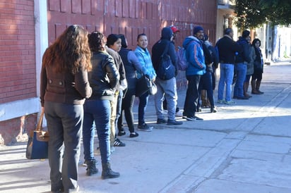 Hacen fila. Usuarios prefieren otros medios de transporte más rápidos en vez de los camiones. (FERNANDO COMPEÁN)